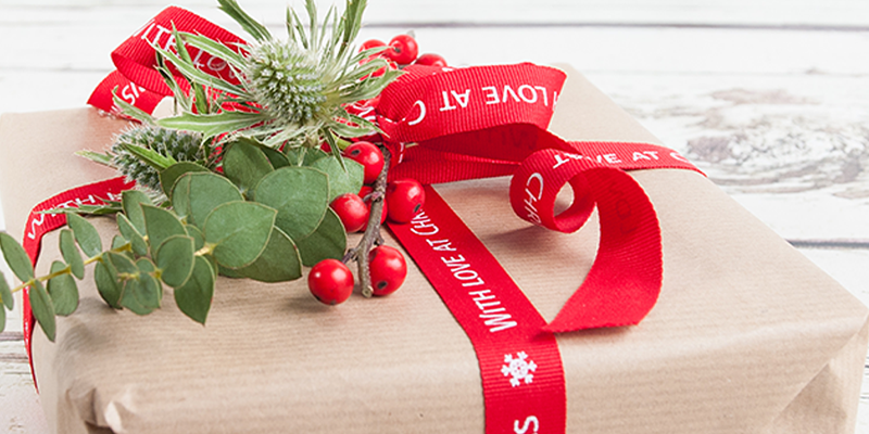 How To: Wrap Your Christmas Gifts Using Flowers