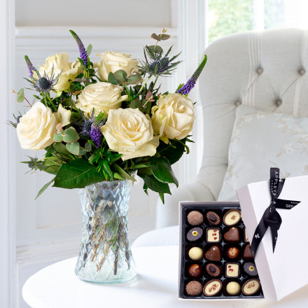 Lunar & Box of 25 Chocolates