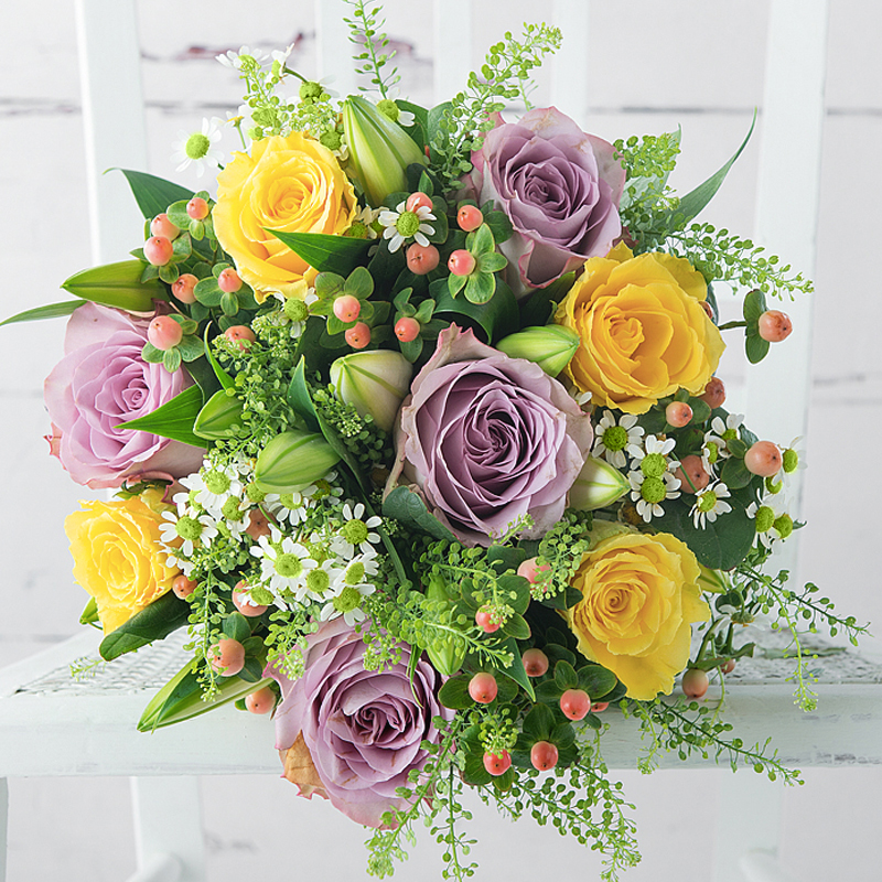 Flowers & Champagne Glaze & Mini Moët & Chandon - White - - Mother's Day Flower & Gift Delivery UK - Appleyard London